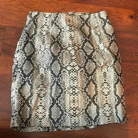 Zara NWOT reptile print mini skirt - Picture 4 of 5